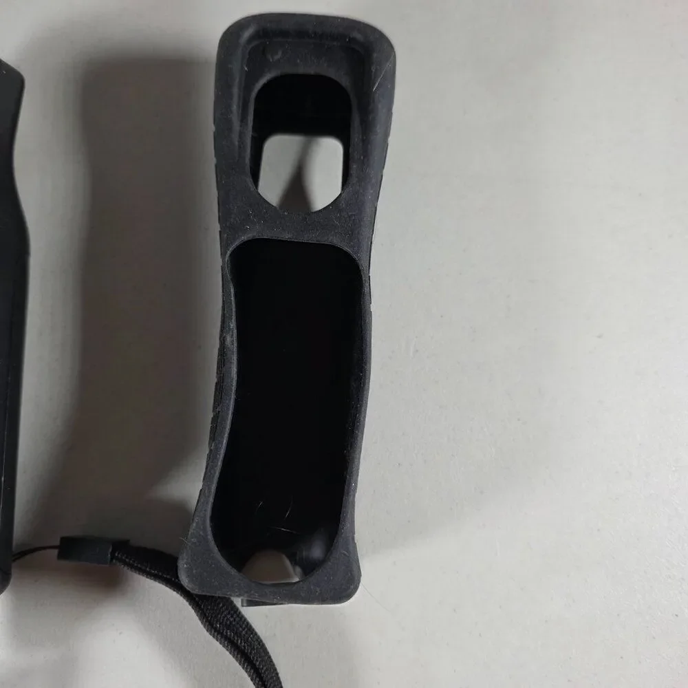 Wii Nunchuck + Remote w/ MotionPlus – Black – Silicone Cover – Generic Brand